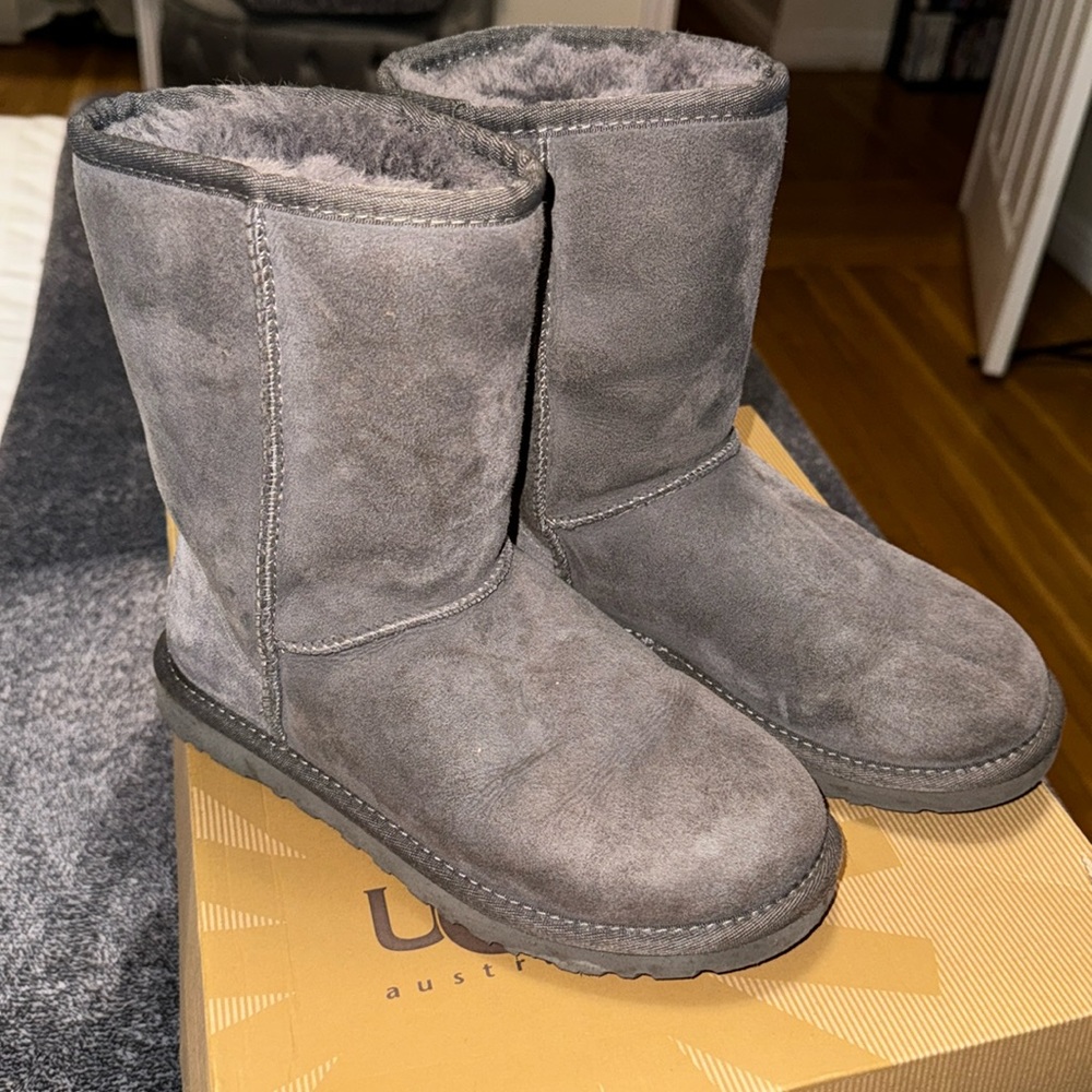 UGG Classic Short Size 6
